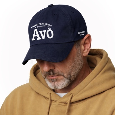 Boné azul escuro com texto branco usado por homem com capuz castanho claro