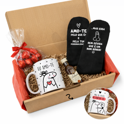 Caixa de presente com caneca, meias, bombons e garrafa pequena dentro