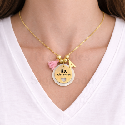 Colar dourado com pendentes redondos e borla rosa