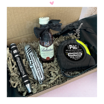 Caixa de presente com mini garrafa de whisky, caneta, chaveiro e trena decorativa