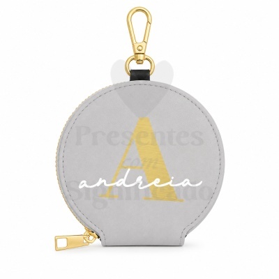 Bolsa redonda cinzenta com letra A dourada e nome Andreia branco