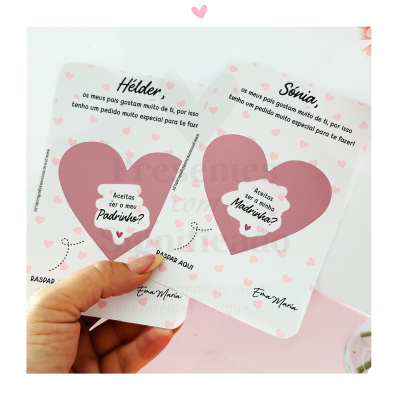 Cartas em cartão branco com corações cor-de-rosa e texto em preto para pedir padrinhos de batizado