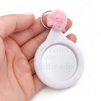 Espelho redondo pequeno com moldura branca, chaveiro e pompom rosa