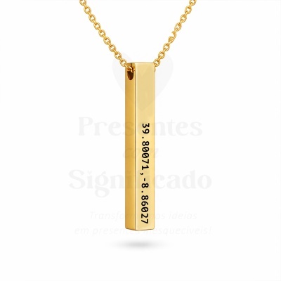 Colar dourado com pendente retangular gravado