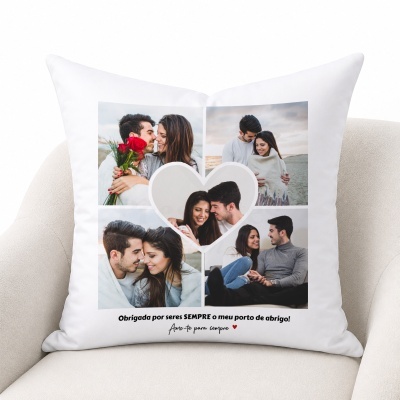 Almofada branca personalizada com fotos de casal e texto em português.