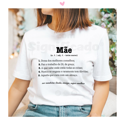 T-shirt branca com texto preto definição de Mãe