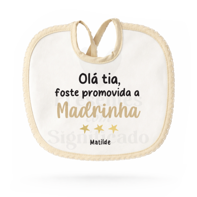 Babete branco com texto promocional para madrinha em bordas bege
