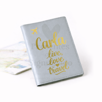 Capa de passaporte cinza com texto dourado e ícone de avião, com mapa ao fundo