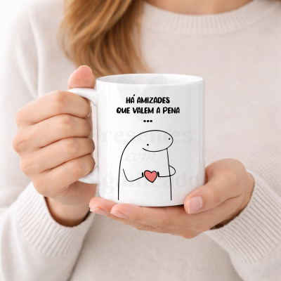 Caneca branca com mensagem e desenho de personagem a segurar coração vermelho