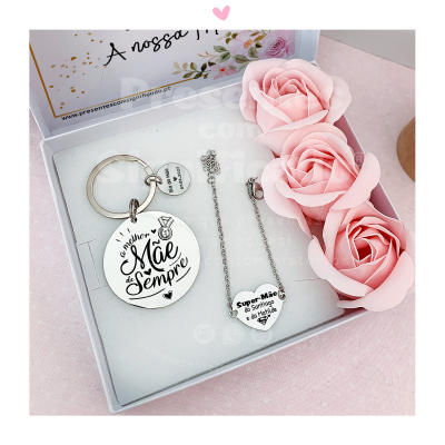 Conjunto de chaveiros prateados para mãe numa caixa branca decorada com flores cor de rosa