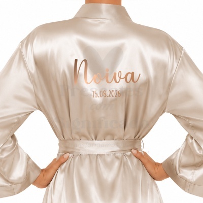 Robe de cetim champanhe com texto dourado nas costas Noiva 15.08.2026.