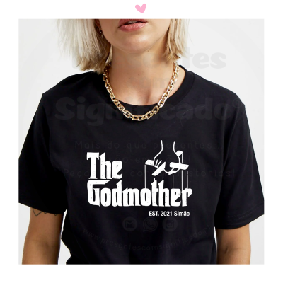 T-shirt preta com estampa branca The Godmother e mãos manipulando fios