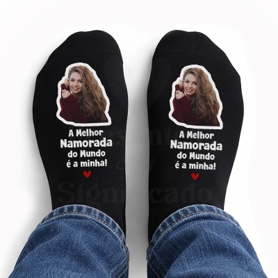 Meias pretas com foto de jovem mulher e texto A Melhor Namorada do Mundo é a minha! e coração vermelho
