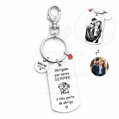 Chaveiro metálico com pendentes escritos e desenho de casal