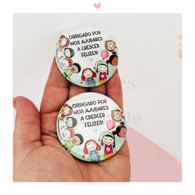 Dois bottons coloridos com crianças e texto em português sobre agradecimento.