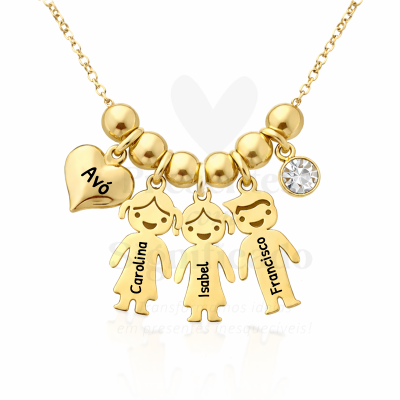 Colar dourado com pendentes de bonecos e coração com nomes gravados e pedra brilhante