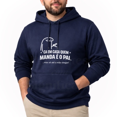 Homem a usar sweatshirt azul com estampa branca e bolso canguru