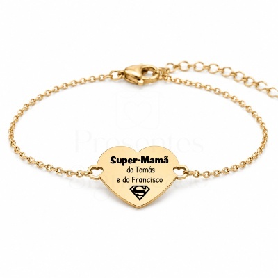 Pulseira dourada com pendente de coração e gravação em português