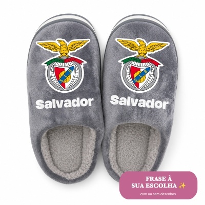 Pantufas cinzentas felpudas com emblema do SLB e Salvador