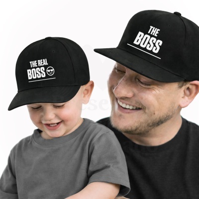 Bonés pretos com texto branco THE BOSS e THE REAL BOSS usados por adulto e criança