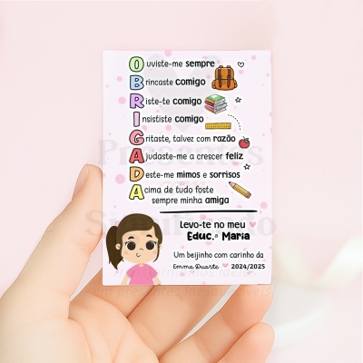 Cartão educativo infantil colorido com texto em português e ilustrações educativas, personagem de menina e personalização.