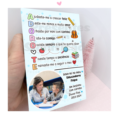 Cartão azul com texto em português, ícones e foto de educadora com criança