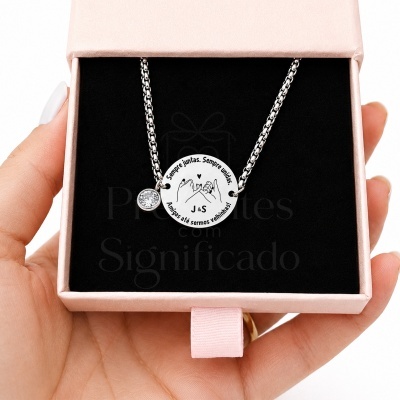 Colar prateado com pendente redondo gravado e caixa rosa