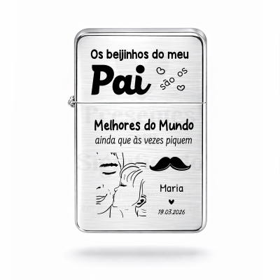 Isqueiro metálico prateado com gravação em preto com texto e desenho de pai e filho