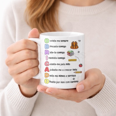 Caneca branca com texto acróstico OBRIGADO e pequenos desenhos coloridos de objetos escolares.