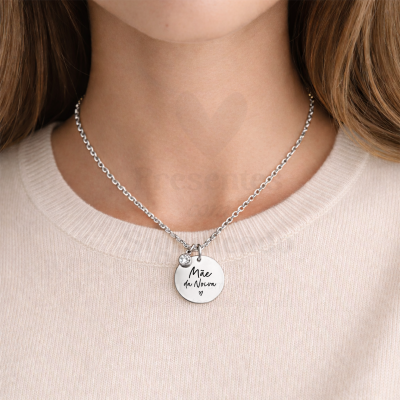 Colar prateado com pendente redondo Mãe da Noiva e pendente com pedra brilhante