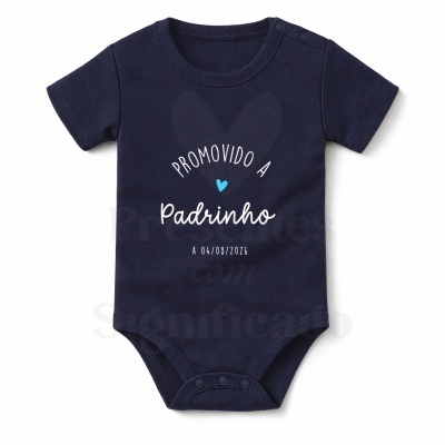 Body de bebé azul escuro com texto PROMOVIDO A Padrinho A 04/08/2026