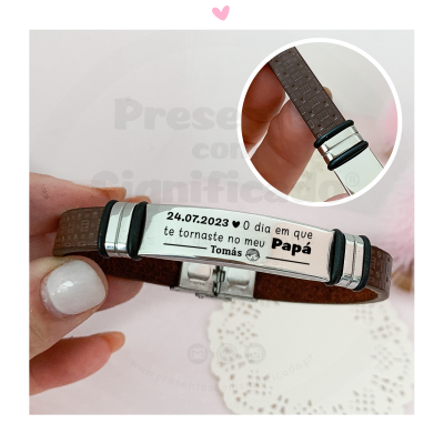 Pulseira de couro castanho com placa metálica prateada gravada com mensagem para o pai