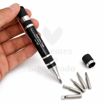 Chave de fendas portátil preta com partes metálicas e seis pontas interchangeáveis sobre fundo branco