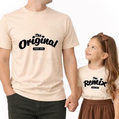 Adulto e menina de t-shirts bege com texto preto segurando as mãos