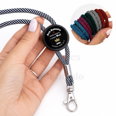 Cordão em tecido preto e branco com pendente redondo preto com texto para avô.