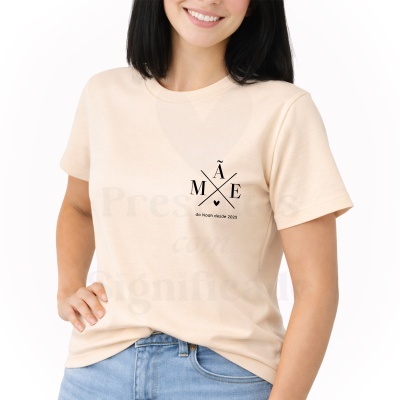 T-shirt bege claro com estampado preto e texto em português usada por mulher