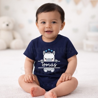 Body de bebé azul escuro com gravura de zebra e texto Tomás.