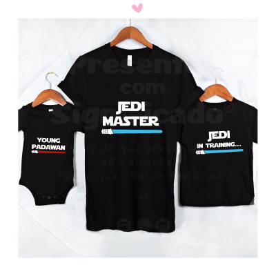 Três peças de roupa preta com textos brancos e azuis penduradas