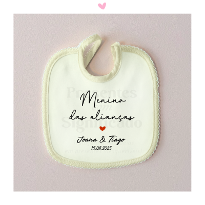 Babete branco com texto personalizado e bordas rendilhadas num fundo rosa claro