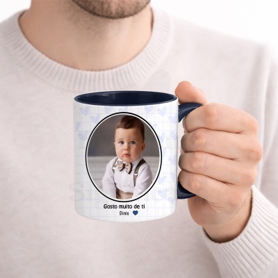 Caneca branca com interior e pega azul, foto de bebé e texto personalizado