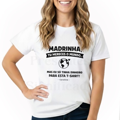 T-shirt branca com texto em português sobre madrinha e imagem do globo terrestre