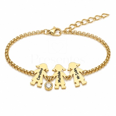 Pulseira dourada com três figuras femininas e nomes gravados e um pendente com pedra transparente