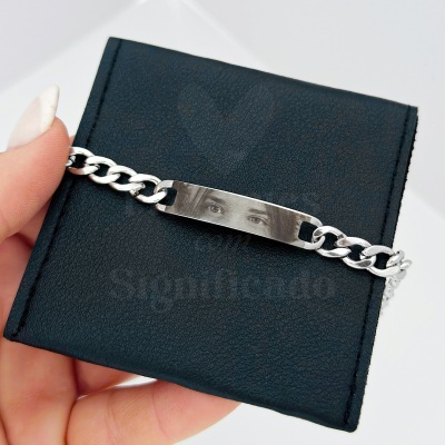 Pulseira metálica com imagem gravada na chapa sobre caixa preta texturizada