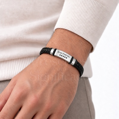 Pulseira preta de couro trançado com placa metálica gravada És um Padrinho no pulso de uma pessoa.