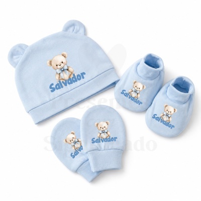 Conjunto de bebé azul claro com gorro, luvas e botinhas com desenho de ursinho e nome Salvador.