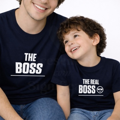 Camisolas azul escuro para pai e filho com texto branco THE BOSS e THE REAL BOSS
