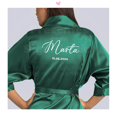 Kimono verde acetinado com nome e data personalizados nas costas