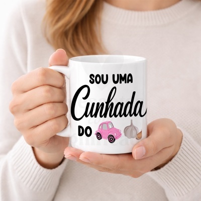 Caneca branca com texto preto e ilustrações de carro cor-de-rosa e alho