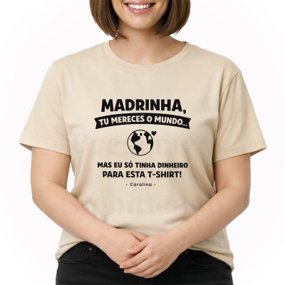 T-shirt bege com mensagem para madrinha em preto.