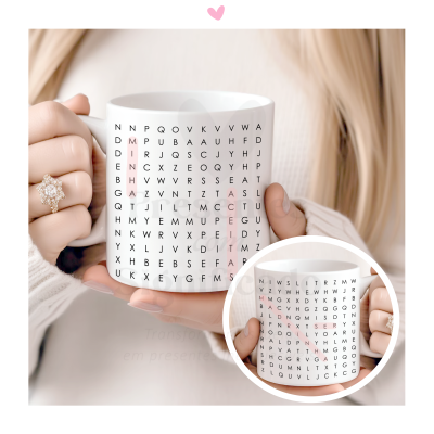 Caneca branca com padrão de sopa de letras, segurada por pessoa com casaco bege